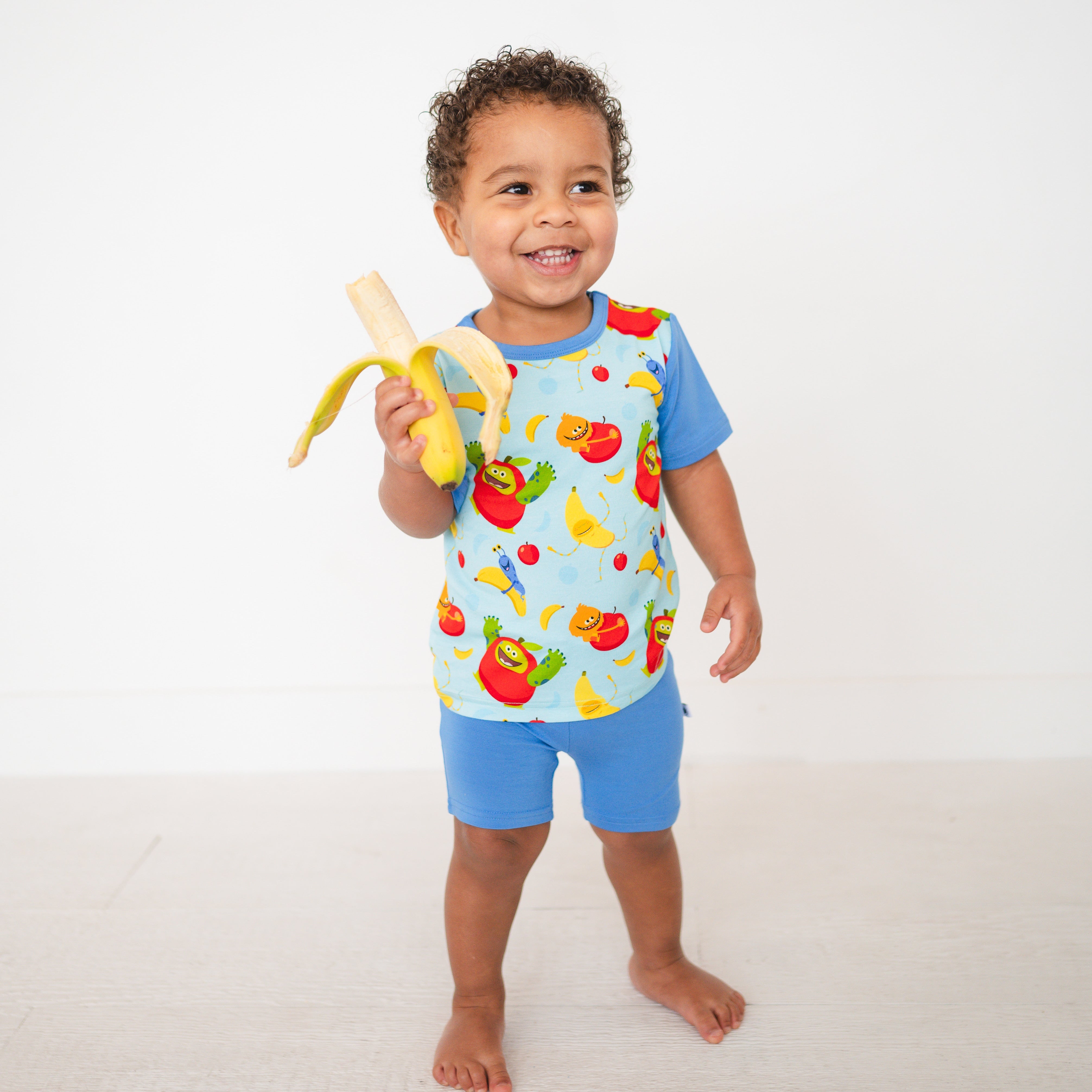 T-shirt with a playful apples and bananas print.