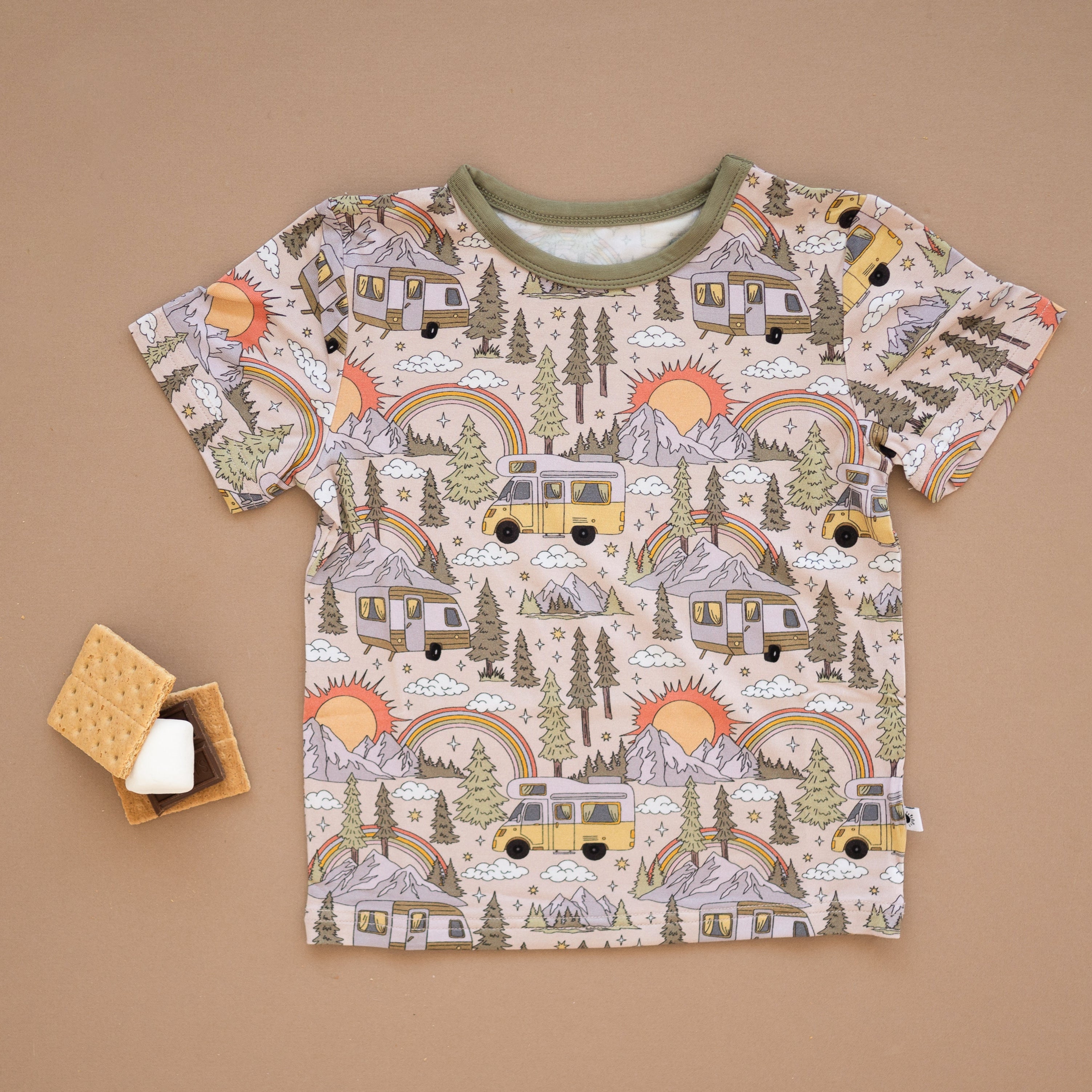 T-shirt with a vintage camper and nature print.