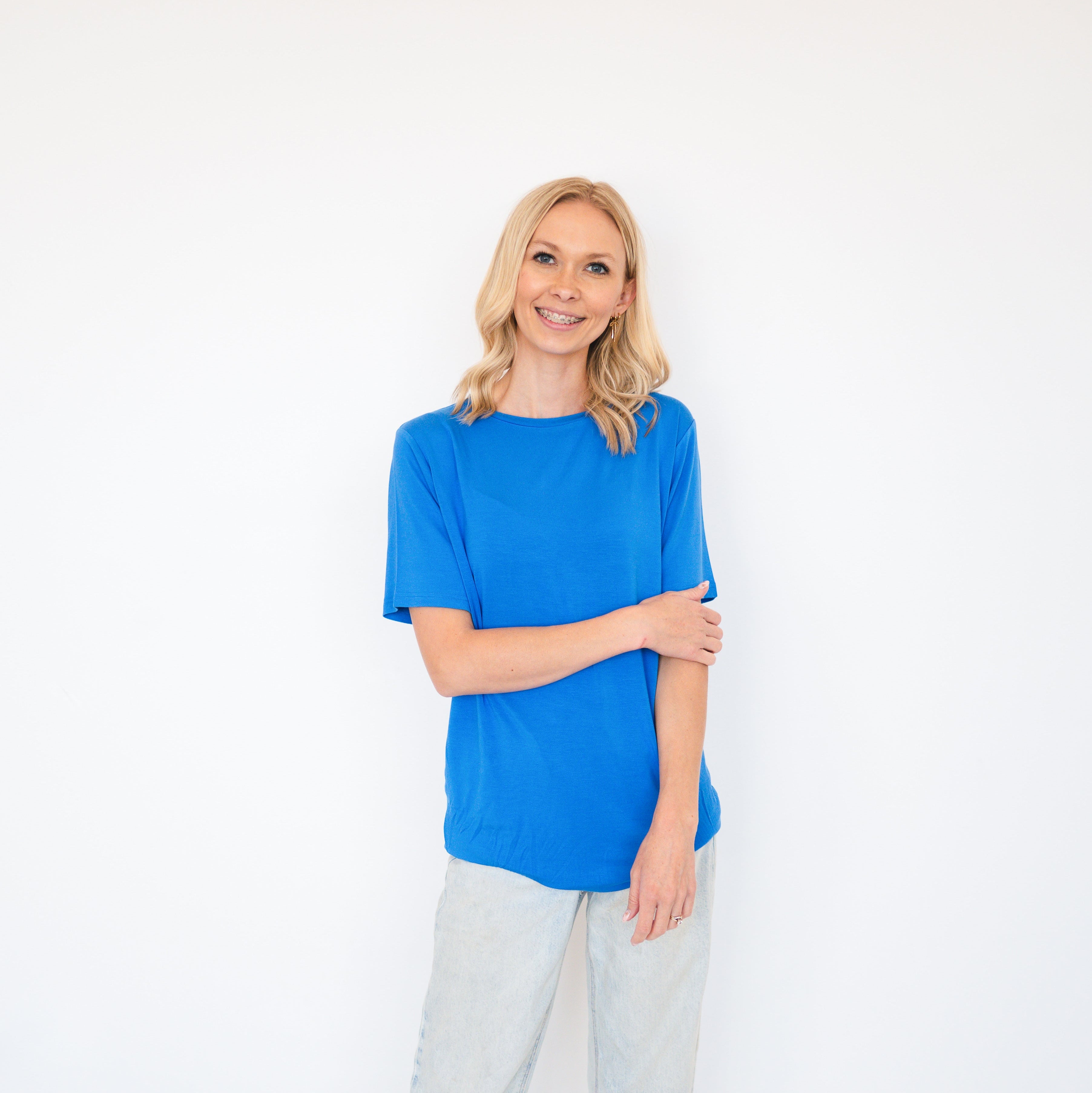 Unisex adult t-shirt in snowy blue made of luxe bamboo.